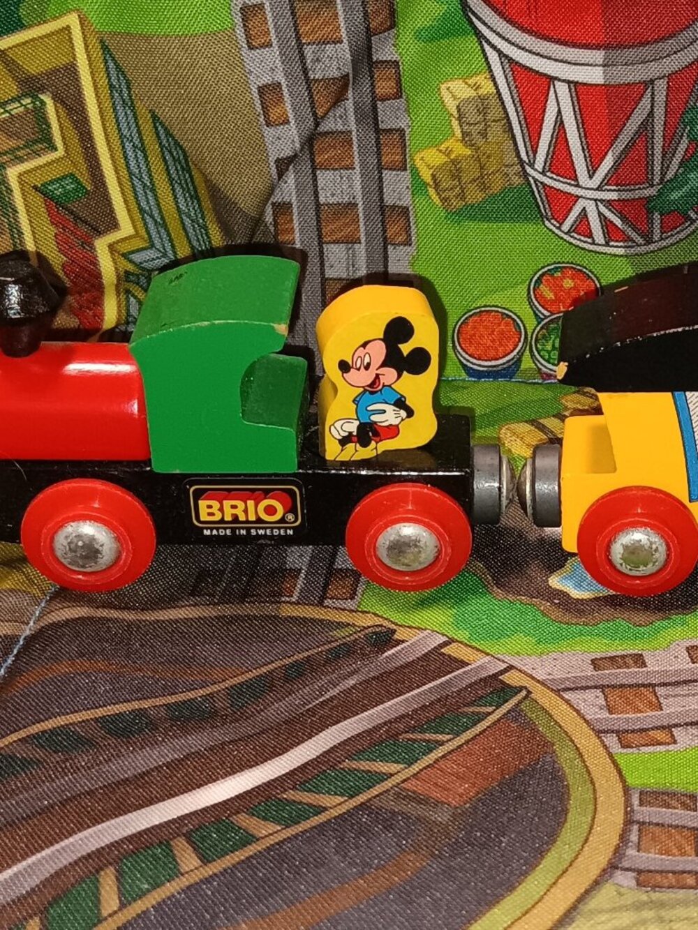 Brio Wooden Train Set Mickey Express Engine Donald Minnie Passenger Cars